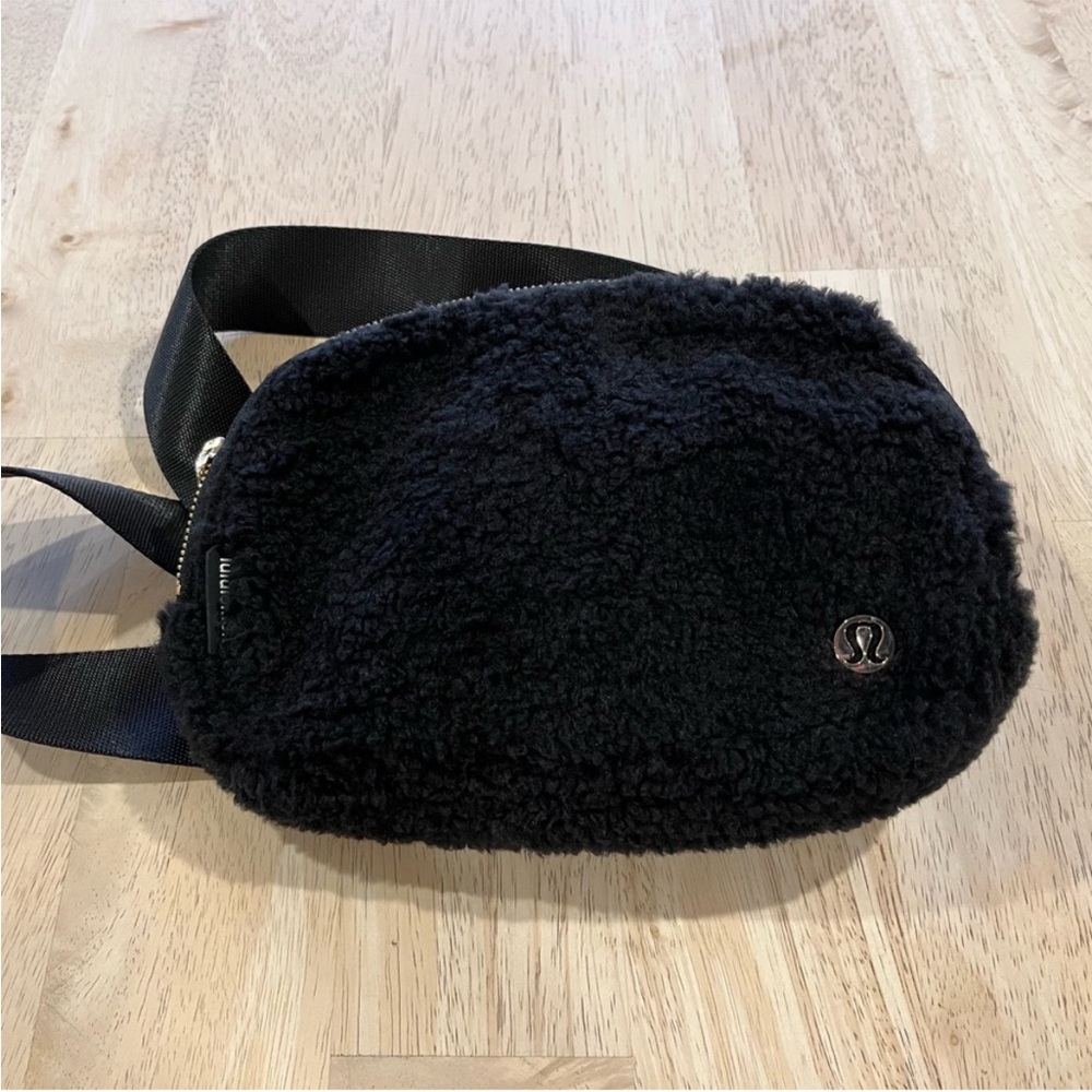 Lululemon Everywhere Belt Bag Fleece Black NWT